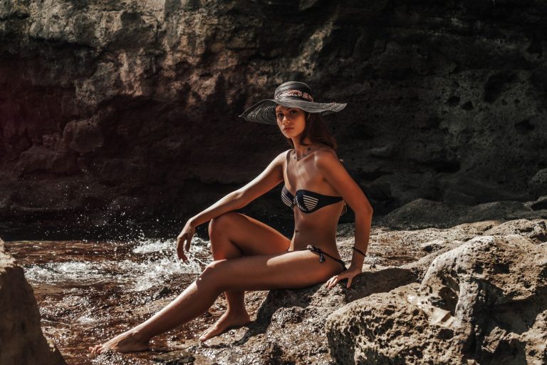 Donna in bikini in riva al mare