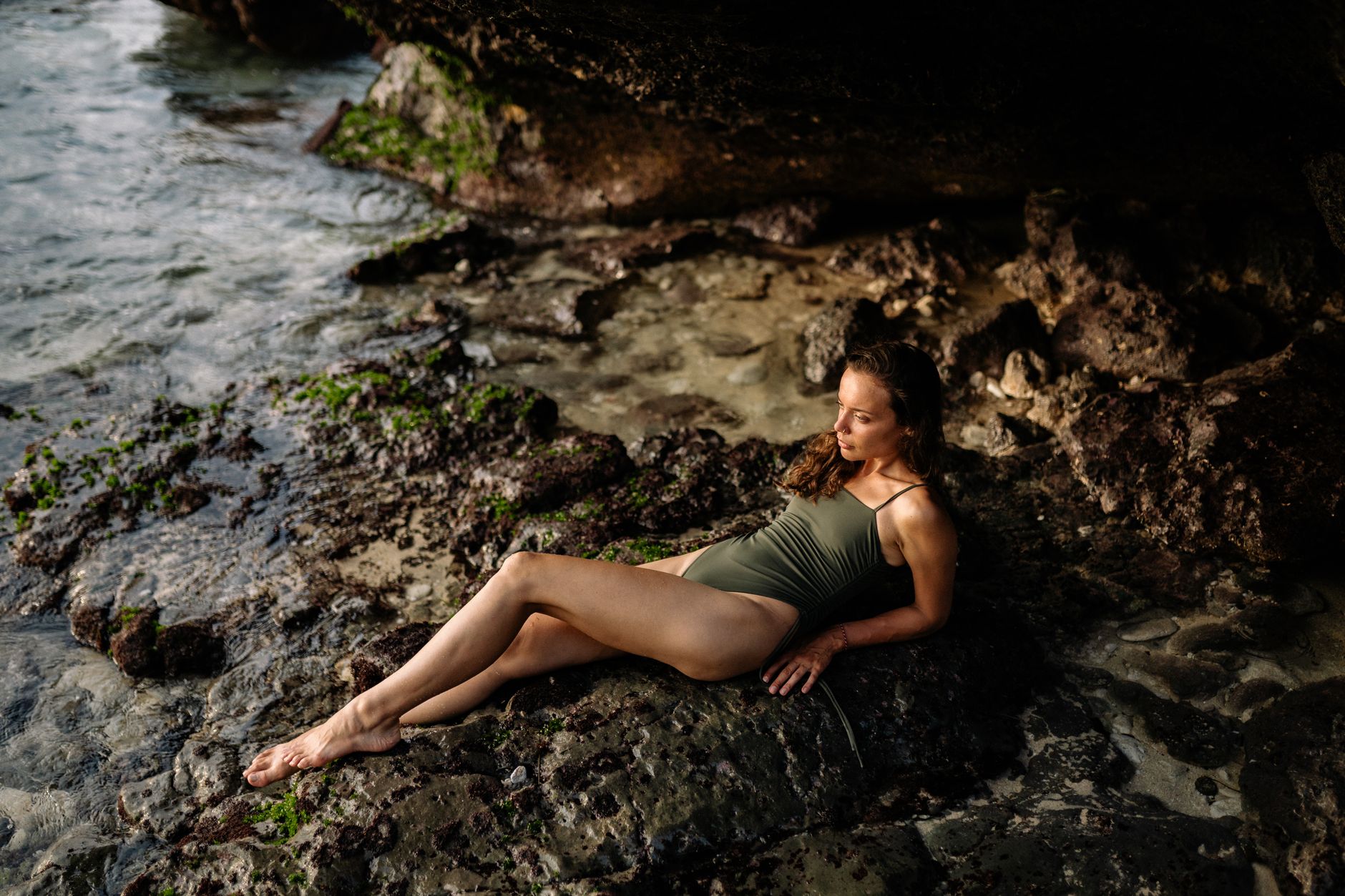 Donna in bikini in riva al mare