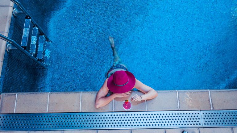 Donna in bikini in riva al mare
