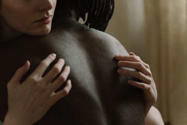Coppia abbracciata