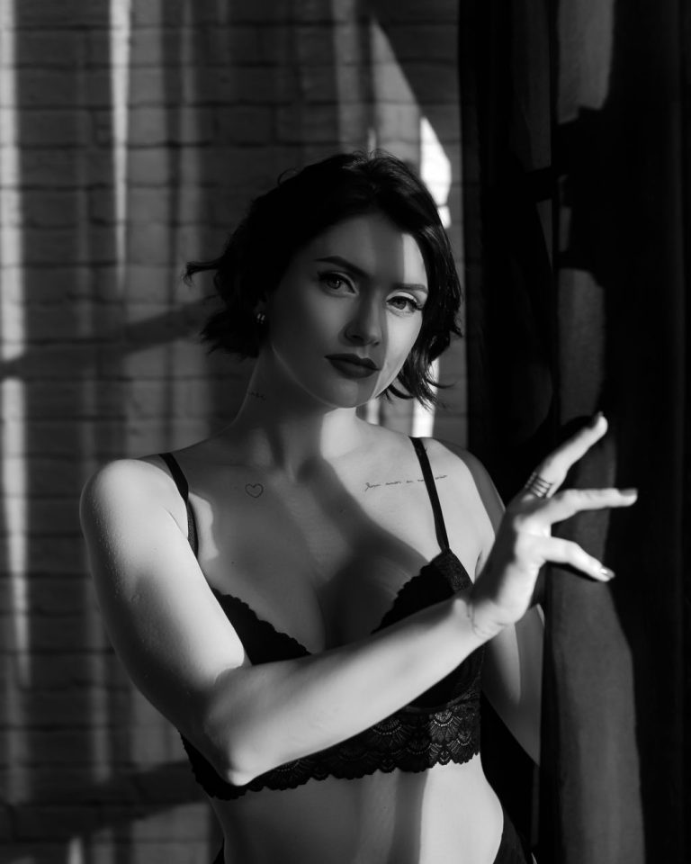 Giovane donna seducente