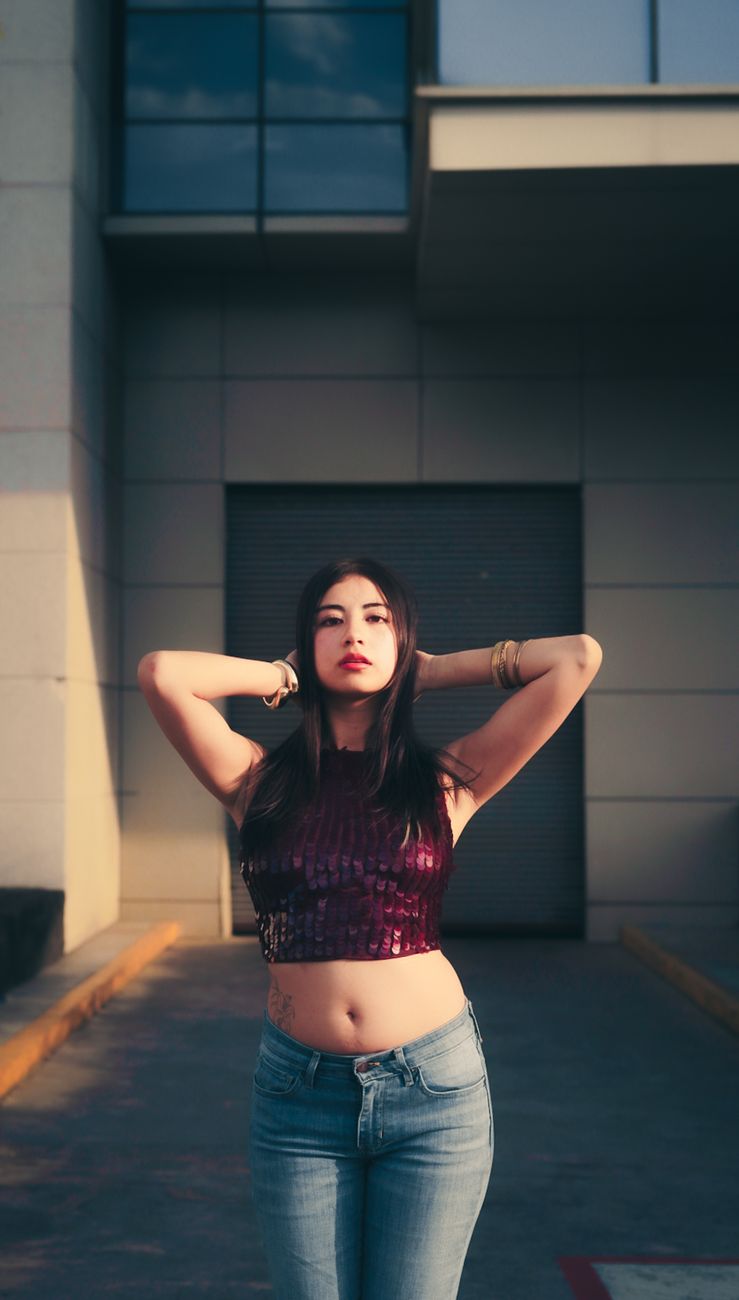 Giovane donna seducente